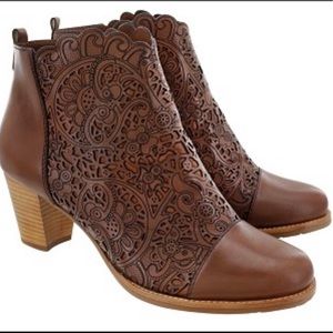 Brighton Brighton Glory Boots 
9 M